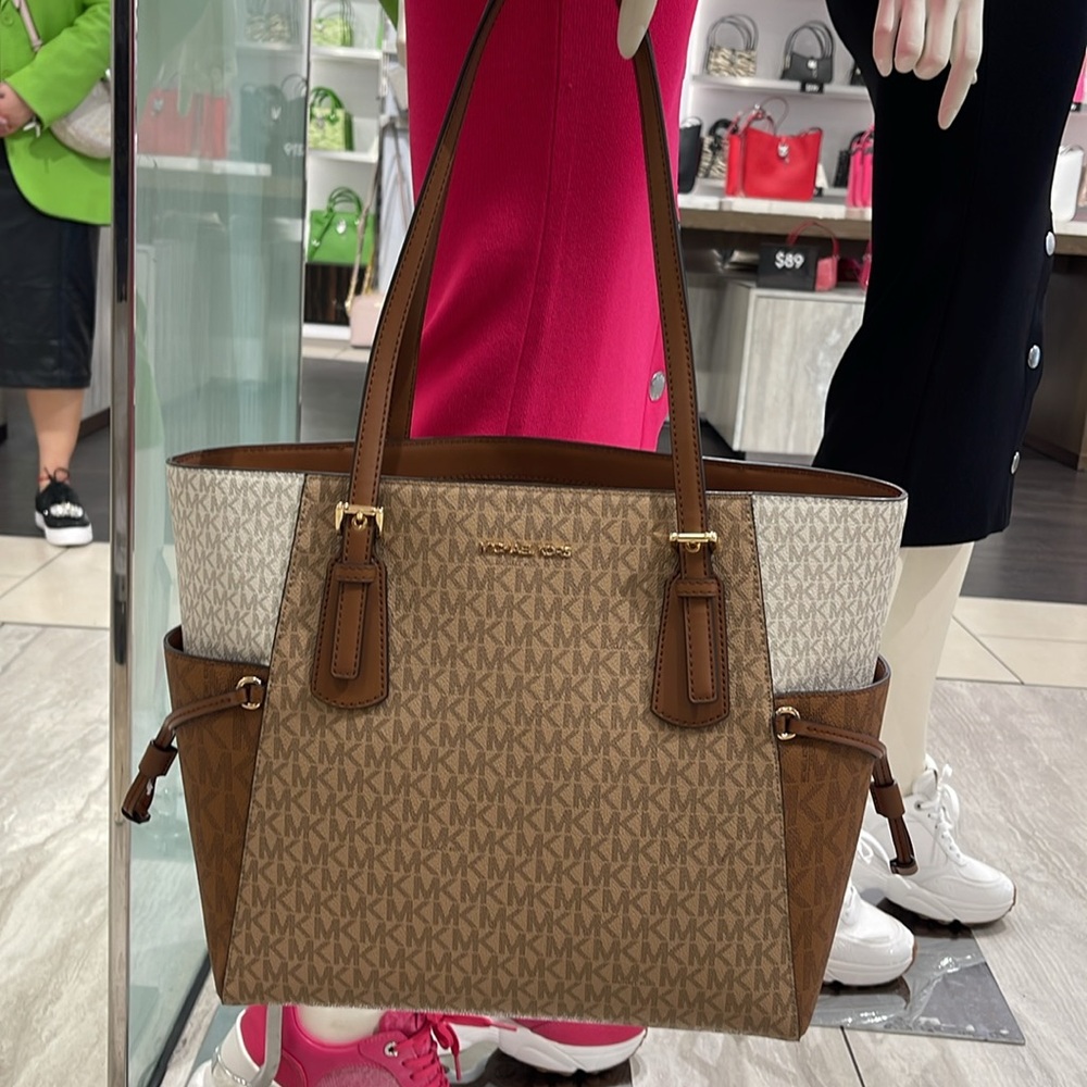 Michael Kors Voyager Large Color-Block Signature Logo Tote Bag
Camel Multi - Picture 12 of 16